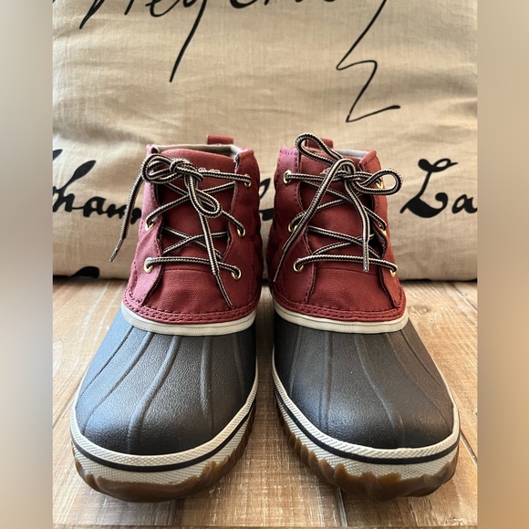 Brand new- Eddie Bauer Mid Boot. - Picture 3 of 9